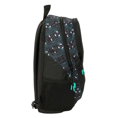 Mochila preta com padrão geométrico azul e branco e fechos de correr turquesa vista de lado.