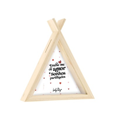 Porta-retratos triangular em madeira clara com texto e corações vermelhos