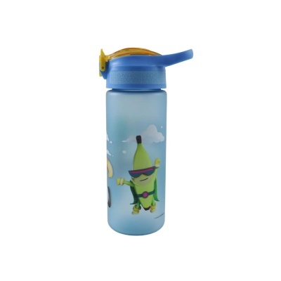 Garrafa azul com tampa azul e amarela e desenho de banana animada com óculos