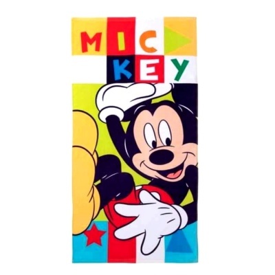 Toalha de praia colorida com estampa do personagem Mickey Mouse e letras 'MICKEY'