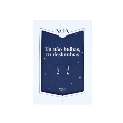 Brincos de aço com estrelas em embalagem azul escura e texto em branco