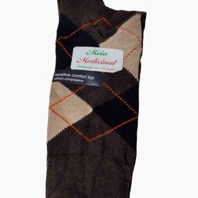 Meia médica com padrão argyle em tons de castanho, bege e preto