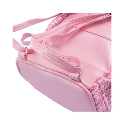 Mala rosa com detalhes em tecido e alças finas