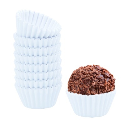 Formas de papel para brigadeiro e um brigadeiro coberto com granulados de chocolate