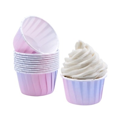 Forminhas para cupcakes em papel rosa e azul com cupcake e cobertura branca