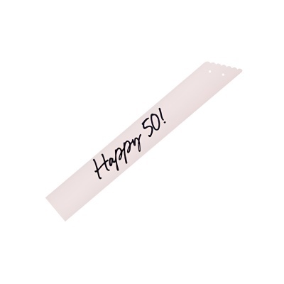 Faixa de papel rosa claro com texto 'Happy 50!' em preto
