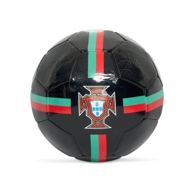 Bola de futebol preta com faixas vermelhas e verdes e brasão