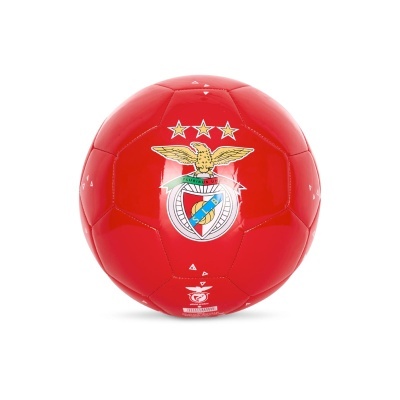 Bola de futebol vermelha com logótipo do SL Benfica e três estrelas