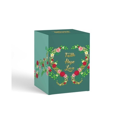 Caixa verde com padrão floral e texto 'Faith Hope Love' em dourado na frente