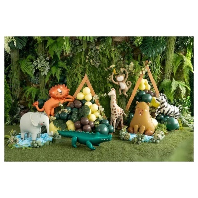Decoração com balões de animais selvagens em ambiente verde com plantas.