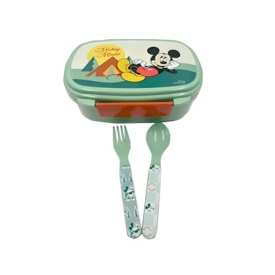 Marmita verde com tampa estampada do Mickey Mouse e talheres decorados.
