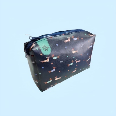 Necessaire preta com padrão de cães dachshund e fecho azul