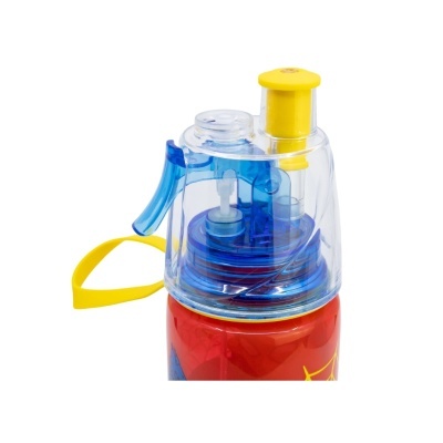 Garrafa plástica vermelha com tampa transparente e detalhes amarelos e azuis