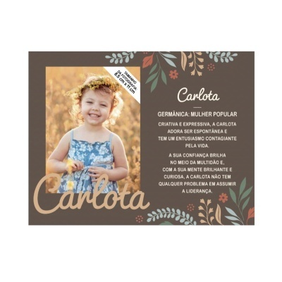 Cartão decorativo castanho com flores, foto de menina e texto descritivo.