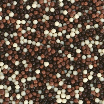 Bolinhas coloridas de chocolate ou confeitaria em castanho escuro, castanho claro e branco