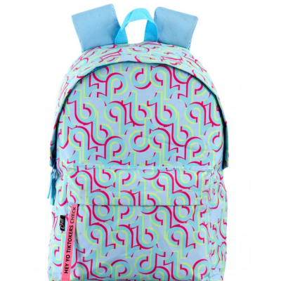 Mochila azul clara com padrões geométricos rosa e amarelo e alças azuis