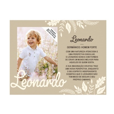 Cartão com foto de criança e texto sobre o nome Leonardo em fundo bege com flores brancas