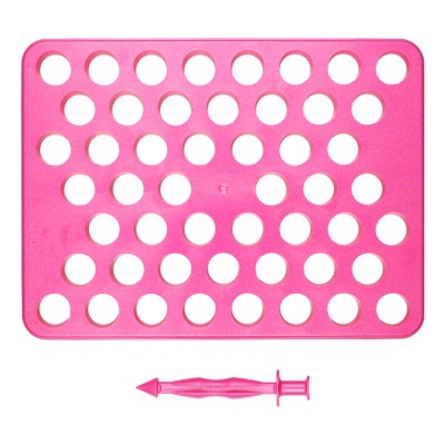 Tabuleiro rosa com buracos circulares e ferramenta plástica rosa