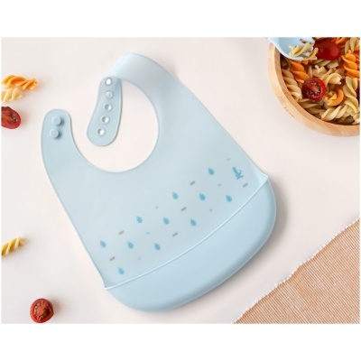 Babete de silicone azul claro com padrão de gotas de água e alça ajustável