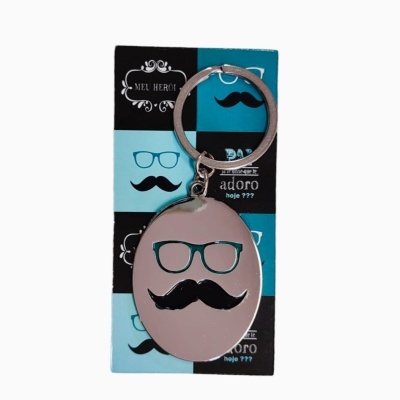 Porta-chaves metálico com desenho de óculos e bigode
