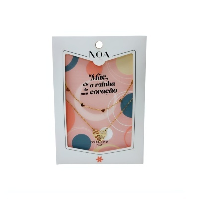 Colar duplo de aço com pendentes em embalagem decorada com texto para mãe