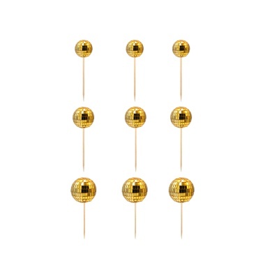 Palitos de madeira com esferas douradas espelhadas no topo em fundo branco.