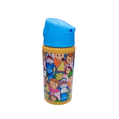 Garrafa colorida com tampa azul e personagens desenhadas no corpo amarelo