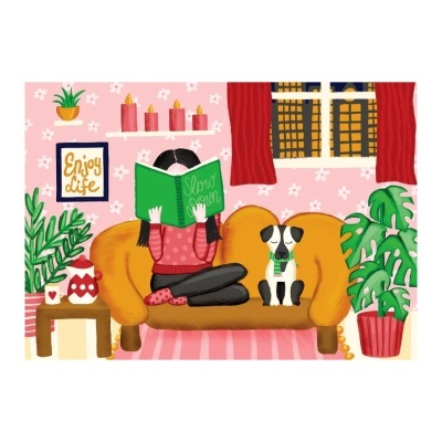 Pessoa numa sala com sofá amarelo, a ler livro, com cão ao lado e plantas, decoração colorida.