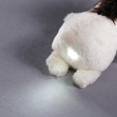 Peluche branco com luz LED nas patas traseiras