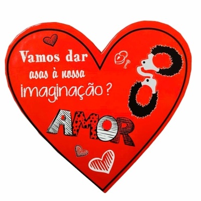 Coração vermelho com texto e desenhos de corações em branco e preto