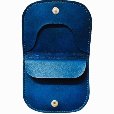 Carteira ou porta-moedas de couro azul com fecho de botão de pressão