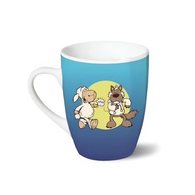 Caneca azul com desenho de coelho e lobo em fundo amarelo.