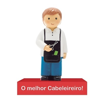 Figura decorativa de barbeiro com avental e tesoura sobre base vermelha com texto.