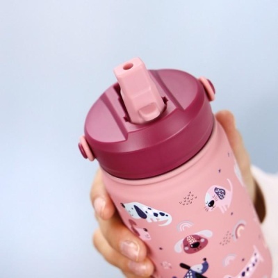 Garrafa cor-de-rosa com tampa rosa escura e padrões de faces coloridas