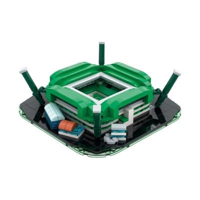 Modelo em LEGO de estádio de futebol verde e branco com pilares e construções laterais