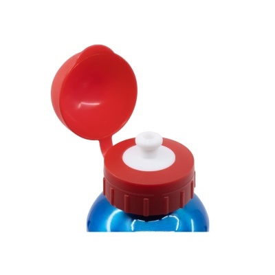 Garrafa metálica azul com tampa vermelha de plástico aberta