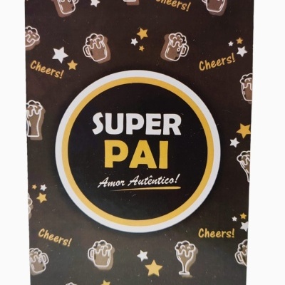 Cartão preto com texto SUPER PAI Amor Autêntico e motivos de canecas de cerveja.