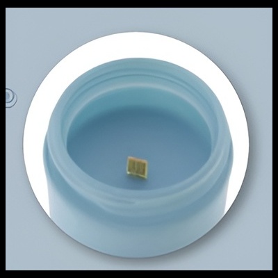 Componente eletrônico dourado dentro de peça plástica azul clara