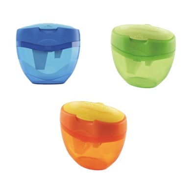 Três tupperwares pequenos coloridos em fundo branco