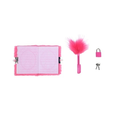 Caderno felpudo rosa aberto, caneta com pena rosa e cadeado rosa com chaves