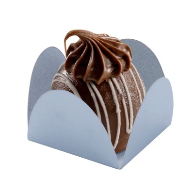 Doce de chocolate oval com decoração de chocolate branco em suporte de papel azul claro