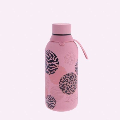Garrafa térmica rosa com padrões animal print e tampa com alça.