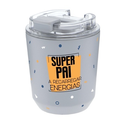 Copo térmico cinzento com tampa transparente e texto decorativo.