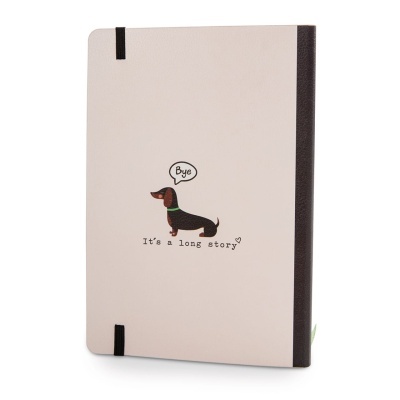 Caderno bege com desenho de cão e texto escrito na capa