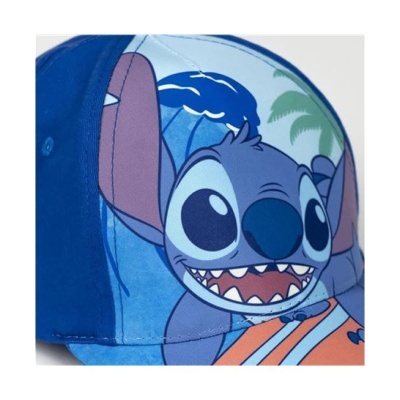 Boné azul com estampa do personagem Stitch e folhas verdes ao fundo