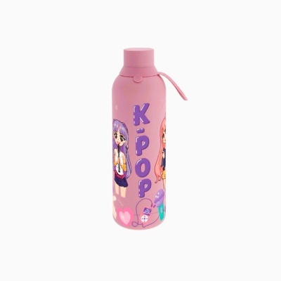 Garrafa de água rosa com ilustrações de anime e texto K-POP