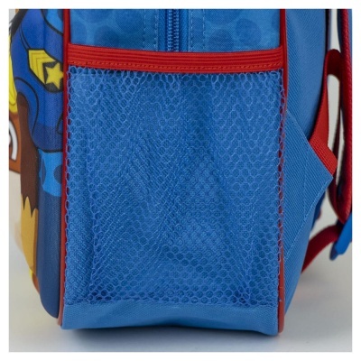 Mochila azul com bolso lateral em rede azul e bordas vermelhas