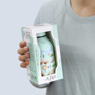 Embalagem com garrafa de alumínio decorada verde e branca com desenhos coloridos e marca AUREA