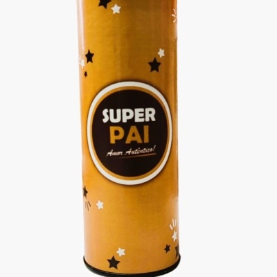 Lata cilíndrica amarela com texto e estrelas pretas e brancas.