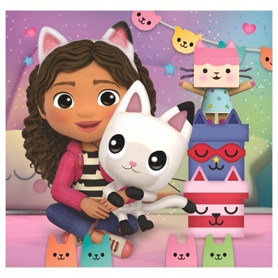 Boneca animada com orelhas de gato segurando boneco de gato branco, com caixas coloridas de gatos e decoração de guirlanda de gatos coloridos ao fundo